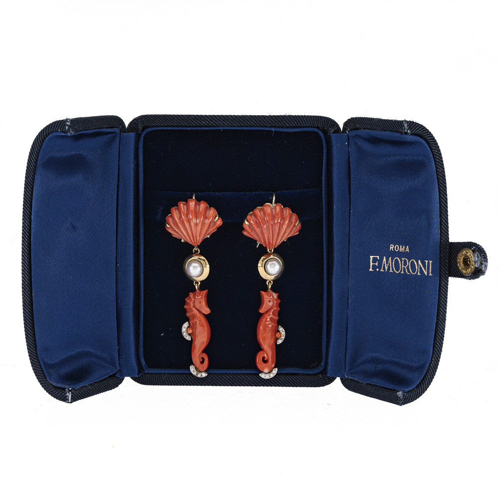 18kt yellow gold, coral, pearls and diamonds pendant earrings - Image 2 of 2
