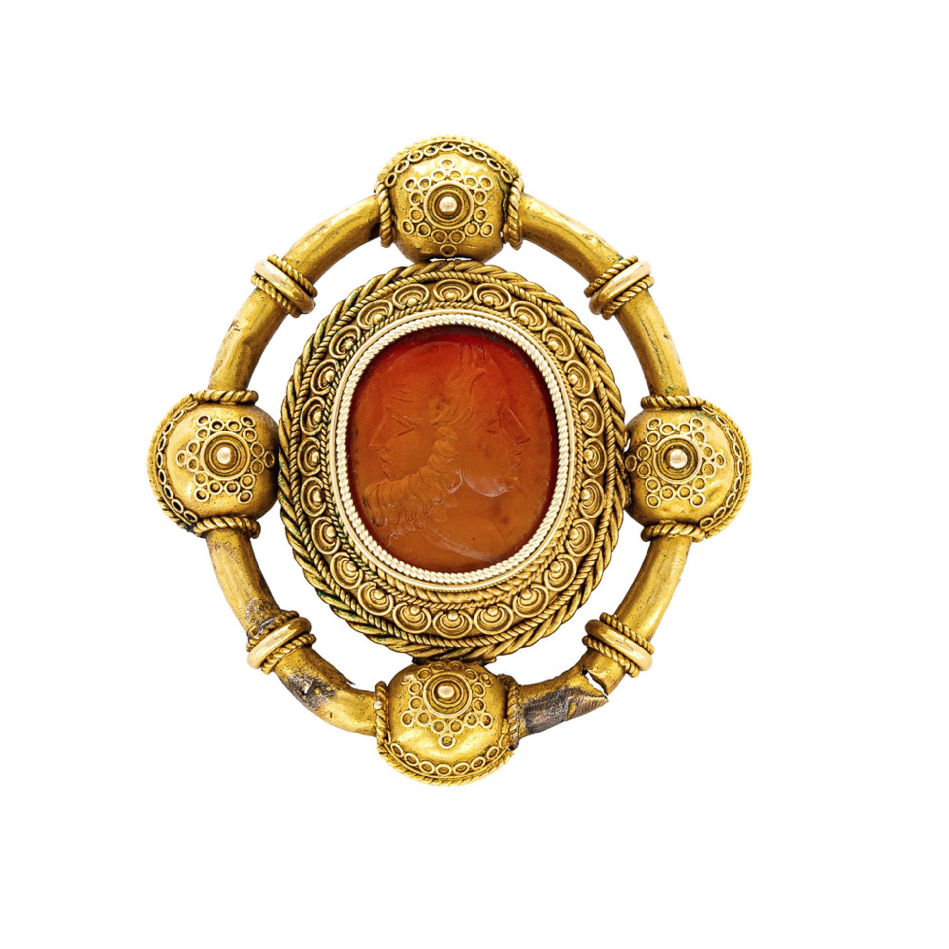 Antique 12 kt yellow gold brooch with engraved carnelian