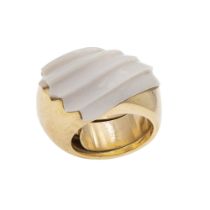 18kt yellow gold and white agate ring