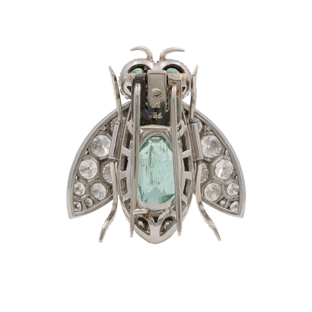 A bee brooch in natural Columbian emerald platinum - Image 2 of 2