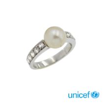 18kt white gold ring with cultured pearl and diamonds