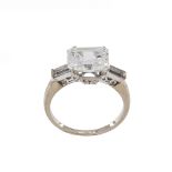 Ring with an emerald cut diamond 2.99 ct