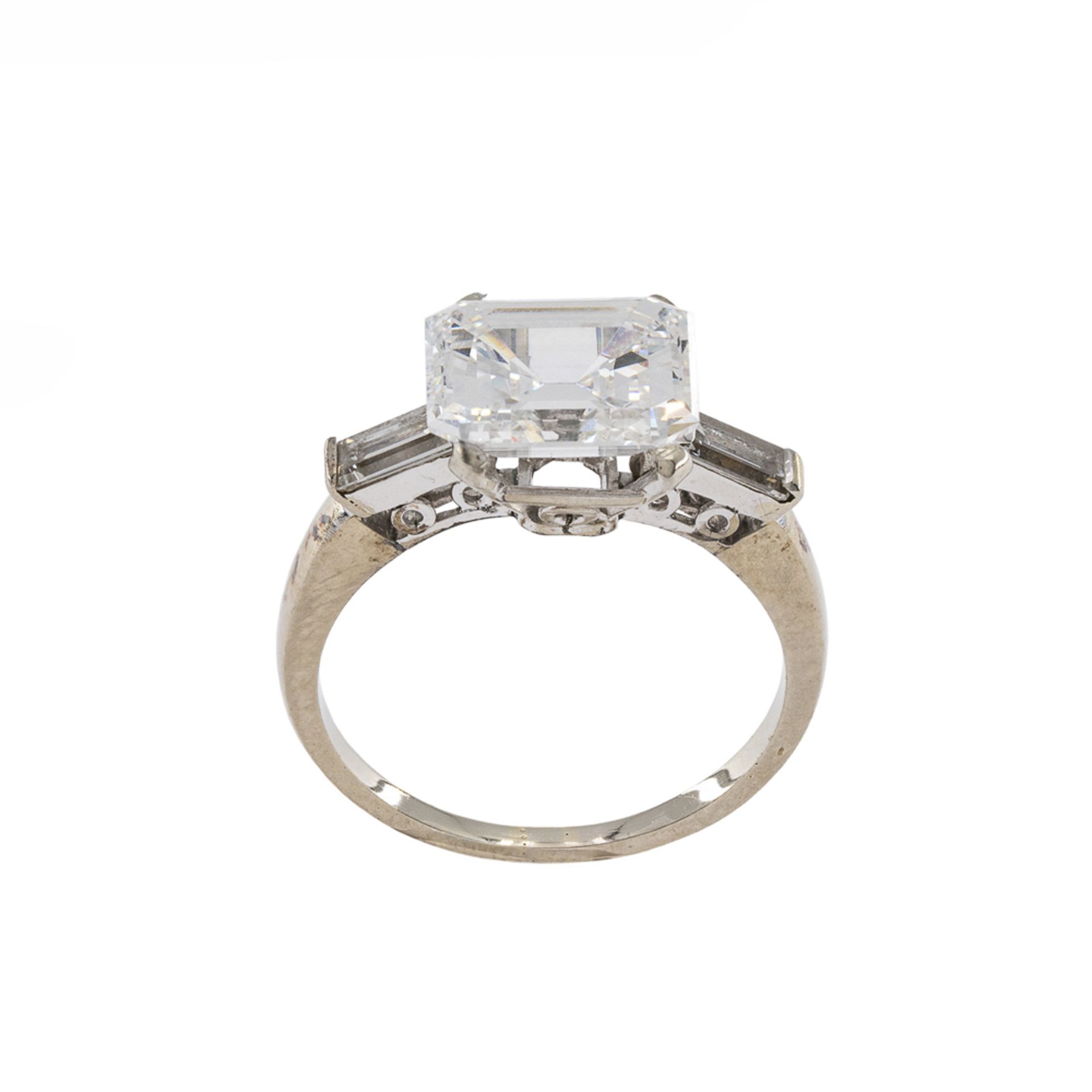 Ring with an emerald cut diamond 2.99 ct