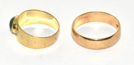 2 x 9cxt gold rings a wedding band together an Emerald set one 5.5g