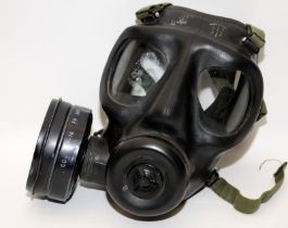 Unusual left-handed SAS type gas mask