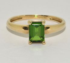 A 9ct gold and semi precious green stone ring Size q