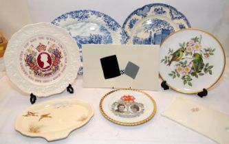 A collection of cabinet plates to include Spode and Wedgwood, some boxed. 9 items in lot.