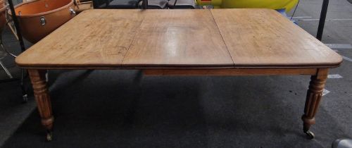 A large extending vintage oak dining table 72x224x133cm.