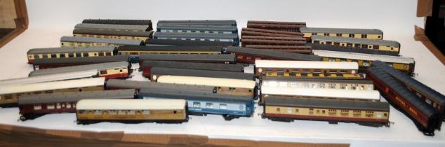 Very large number of OO gauge model railway passenger coaches/carriages to sort. Various liveries.