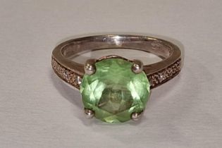 A 925 silver and peridot ring Size M