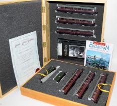 Bachmann OO Gauge limited edition set The Elizabethan, comprising Class A4 Locomotive 60017 Silver