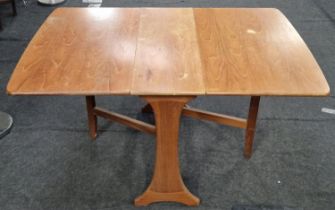 G Plan vintage teak gate leg dining table 73x137x91cm (fully extended).