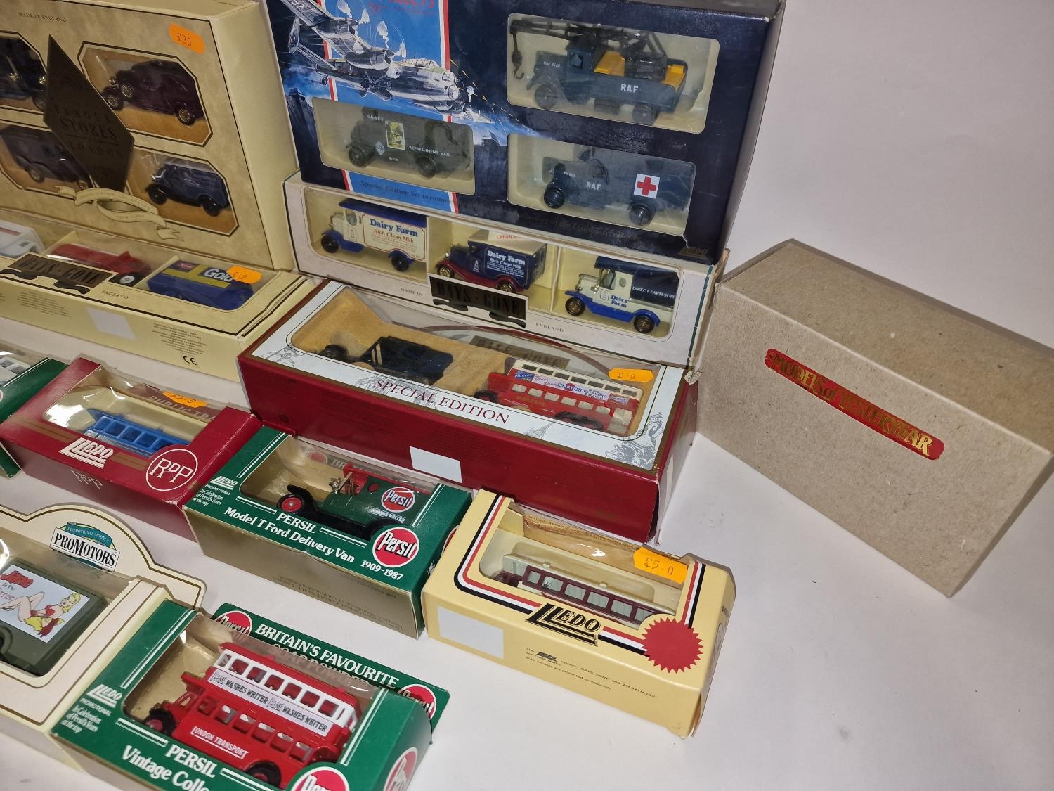 Lledo and other mixture of boxed die cast to include collectable sets/packs (15). - Image 3 of 3