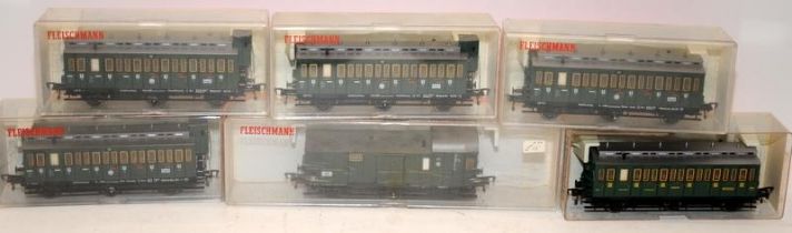 Fleischmann HO gauge 5520 locomotive c/w 5 x carriages, 5092, 2 x 5093 & 2 x 5094. all boxed, one