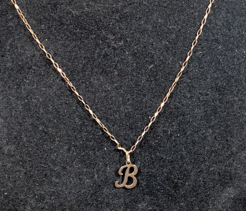9ct Gold Initial B pendant with 9ct gold chain, Boxed. - Image 2 of 4