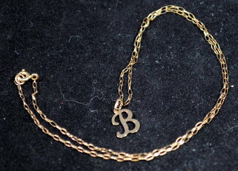 9ct Gold Initial B pendant with 9ct gold chain, Boxed. - Image 3 of 4
