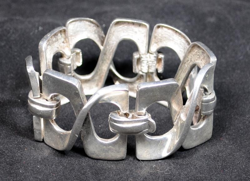 Modernist style sold silver bracelet, heavy silver articulated bracelet marked 925. - Image 3 of 3