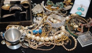 Collection of costume jewellery to include gold and silver items c/w a silver plated cased