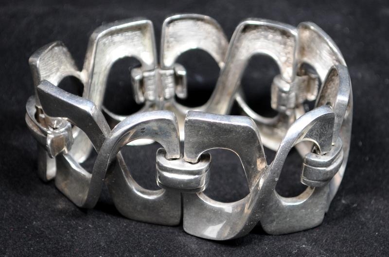 Modernist style sold silver bracelet, heavy silver articulated bracelet marked 925.
