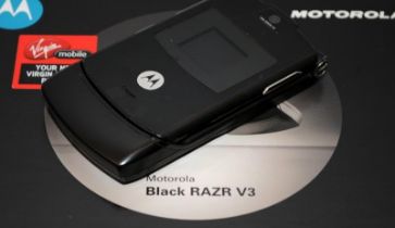 Vintage Motorola Black RAZR V3 mobile phone. In excellent cosmetic condition, boxed with