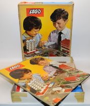 Vintage Lego Playset ref:810. Good level of completeness, including play board and vehicles
