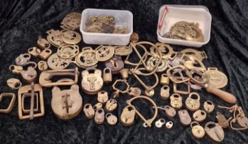 Collection of vintage brassware items to include horse brasses and vintage padlocks (most do not