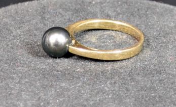 18ct gold Tahitian Black Pearl ring French hallmarked to outer rim of ring size S