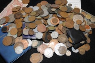 Box of misc coinage to include pre decimalisation and a 10 shilling note