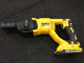 A Dewalt DCH033 brushless drill and battery.(16)