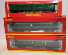 Hornby OO gauge R178 SR Bogie Luggage Van c/w SR coaches R4720A and R4795. 3 in lot, all boxed