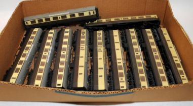 A tray of loose Hornby OO gauge carriages, GWR chocolate/cream livery. 11 in lot