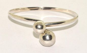 Stylish designed 925 silver bobble bracelet.