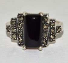 An Art Deco style stepped marcasite ring Size O