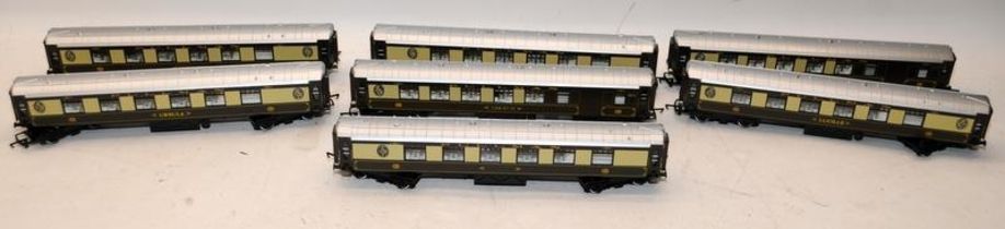 Box file containing 7 x loose Hornby OO gauge Pullman Chocolate/Cream coaches