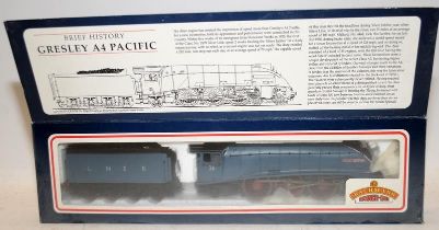 Bachmann OO gauge Class A4 Locomotive Peregrine LNER Blue ref:31-952. Boxed
