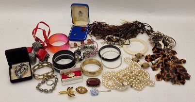 A collection of costume jewellery to include brooches and necklaces.