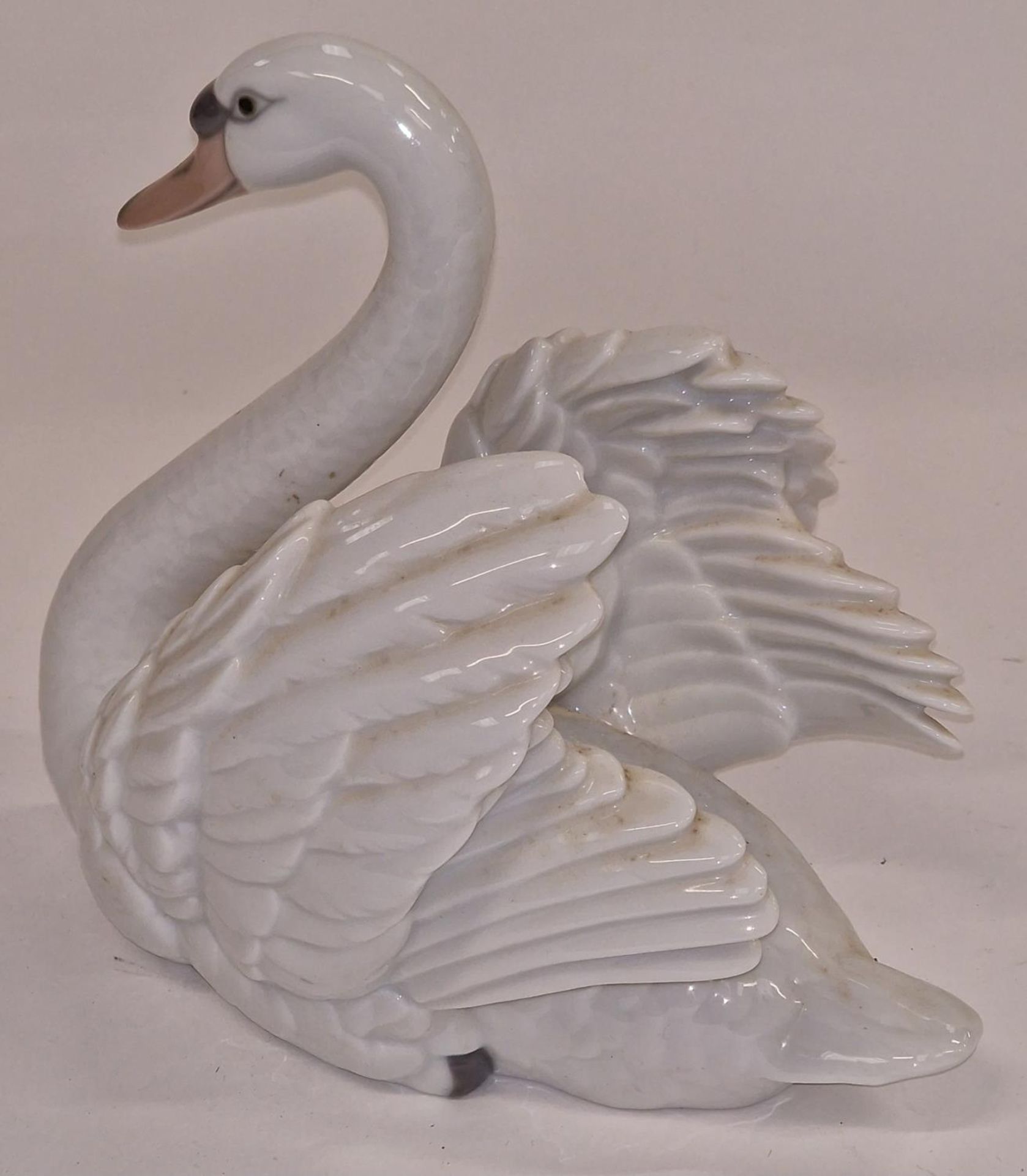 Lladro porcelain figurine of a swan 20cm tall. - Image 2 of 3