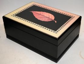 Quality cigar humidor containing a number of cigars, Willem II Churchill, Romeo Y Julieta no.2