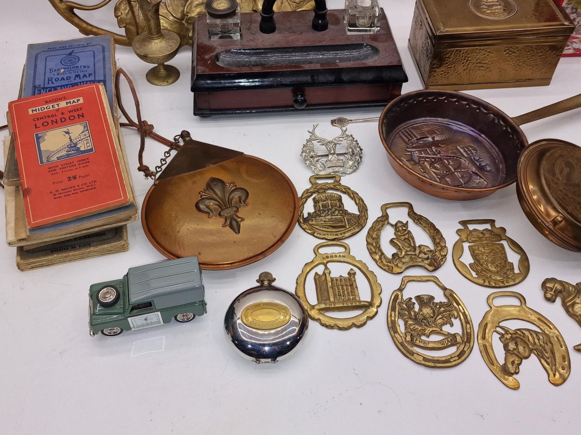 Mixed lot to include items of brassware, antique road maps and other items. - Image 4 of 4