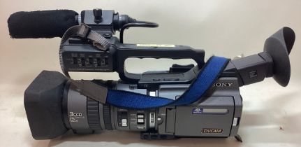 Sony DSR-PD150P Mini DV Camcorder Complete with carry case. (Ref 40)