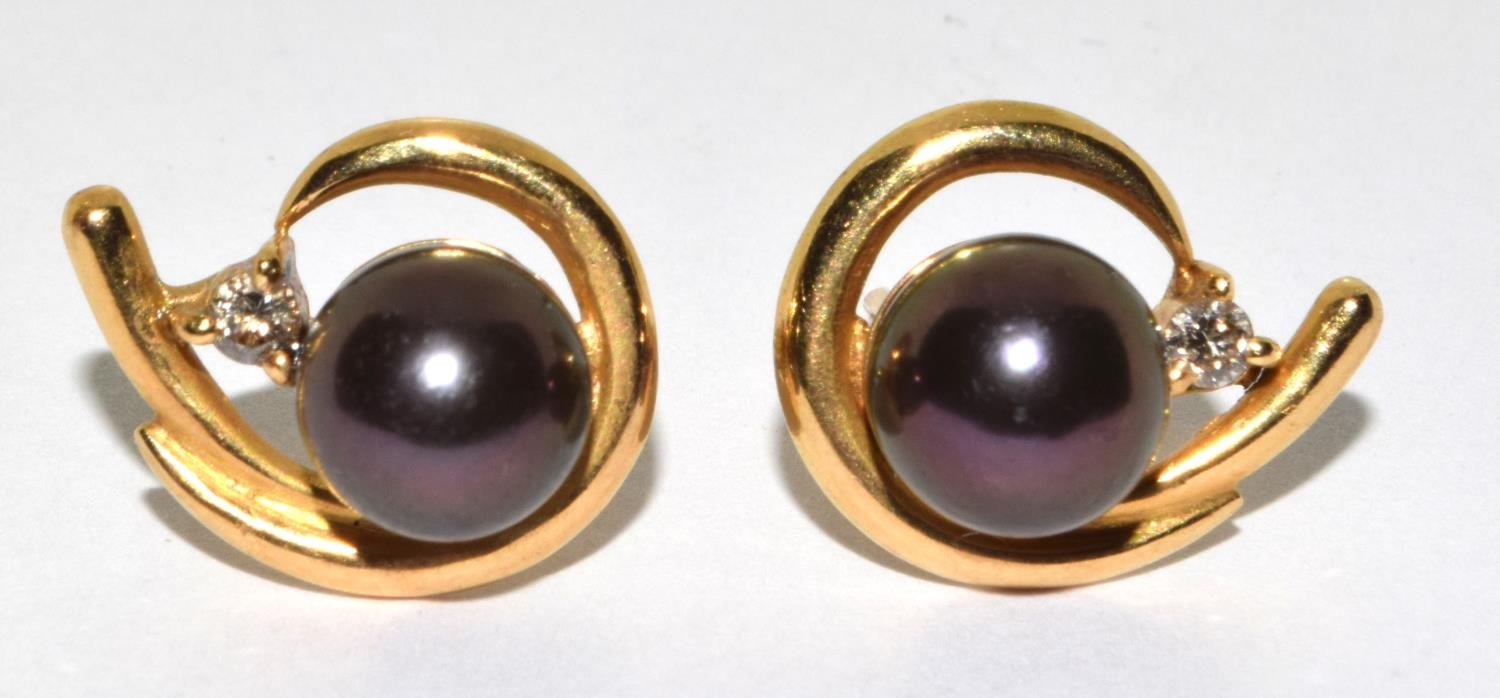 18ct gold ladies Pearl Earrings and Ring suite ring being size M. O/all weight 11.5g - Image 5 of 5