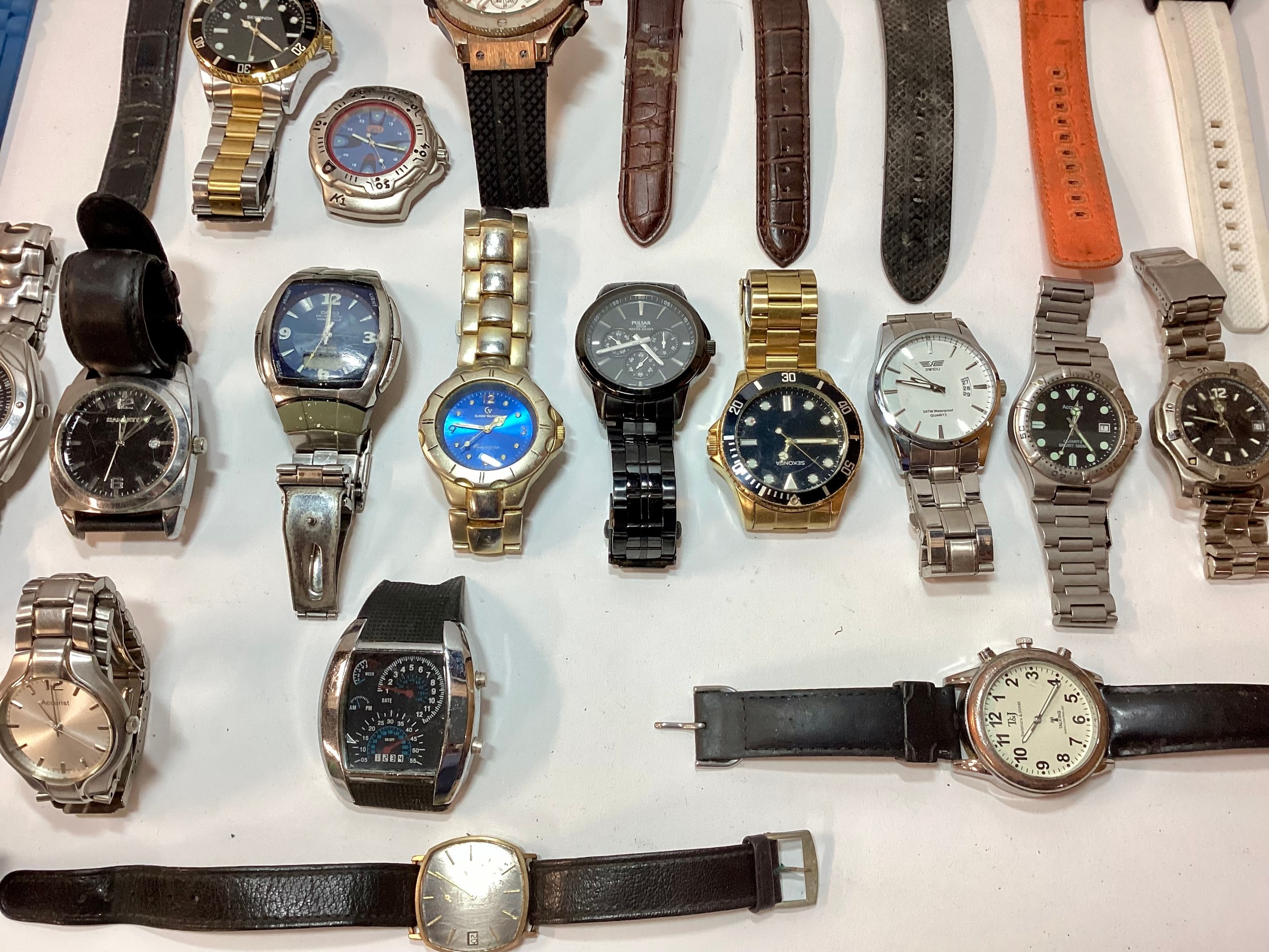 A large collection of gents watches, all offered untested - Image 4 of 5
