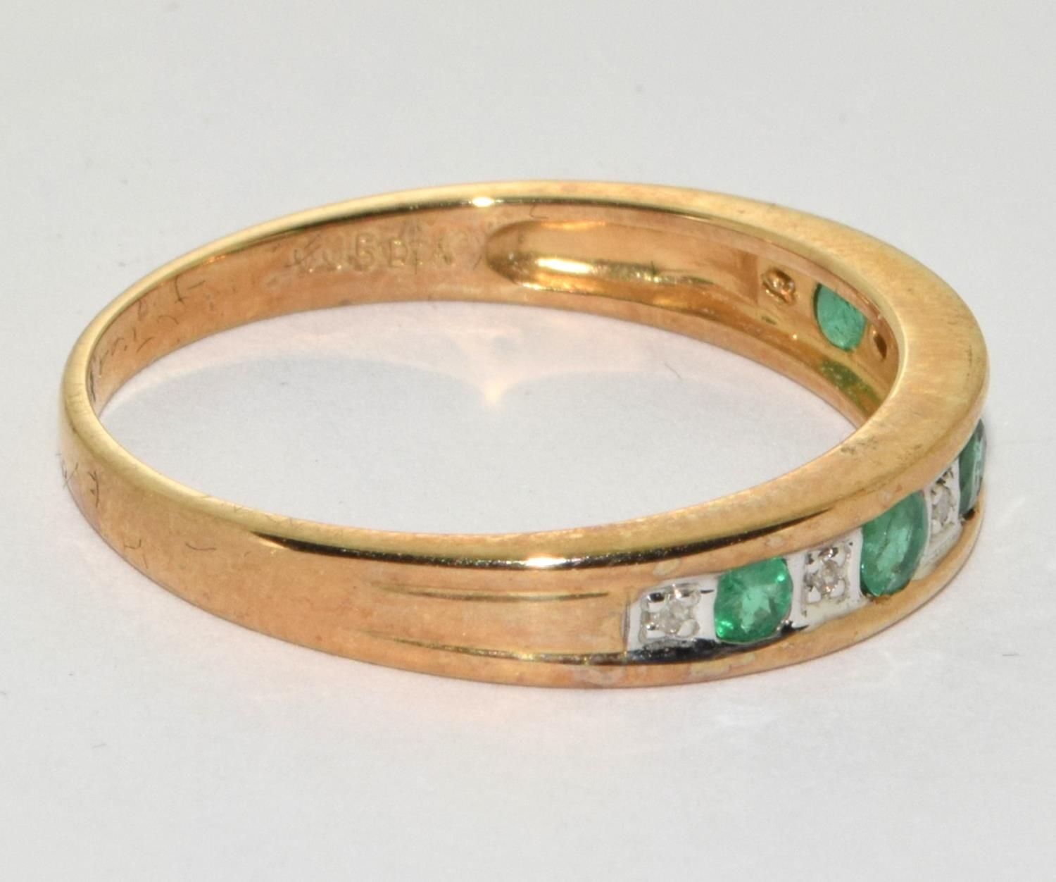 9ct gold ladies Diamond and Emerald chanal set 1/2 eternity ring size S - Bild 4 aus 5
