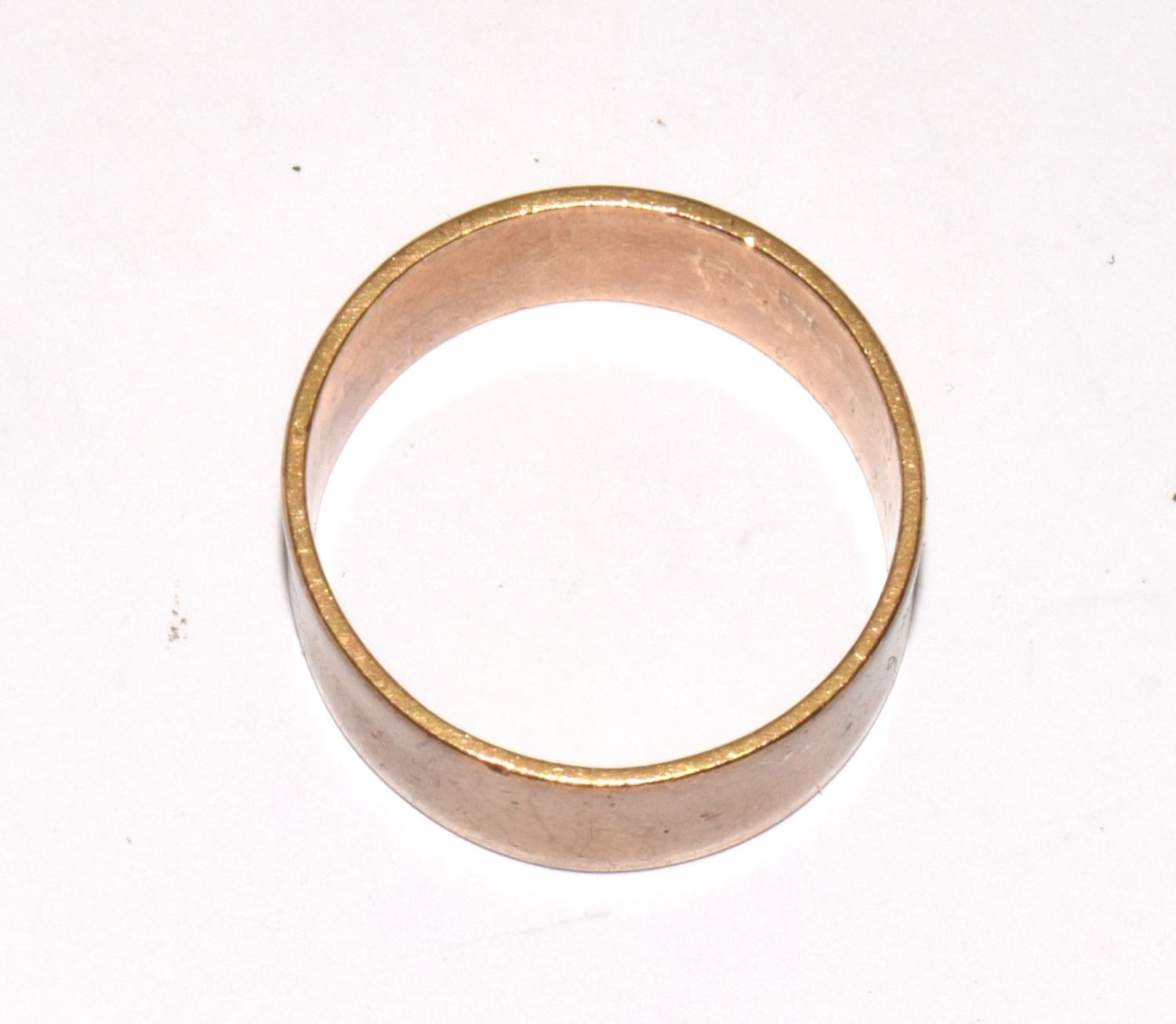 9ct gold good size wedding band 7.2g size V - Image 2 of 3