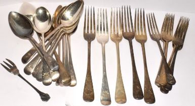 Good quantity of mixed silver flat ware 1140g