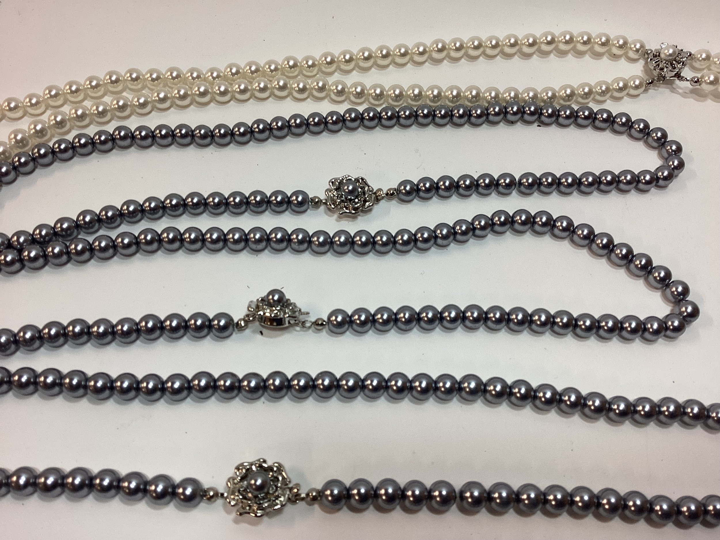 Collection of faux pearl costume jewellery necklaces. (ref:11) - Image 6 of 6