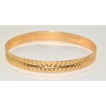 18ct gold embossed wrist bangle 6,5cm diameter 0.8cm tall 13g