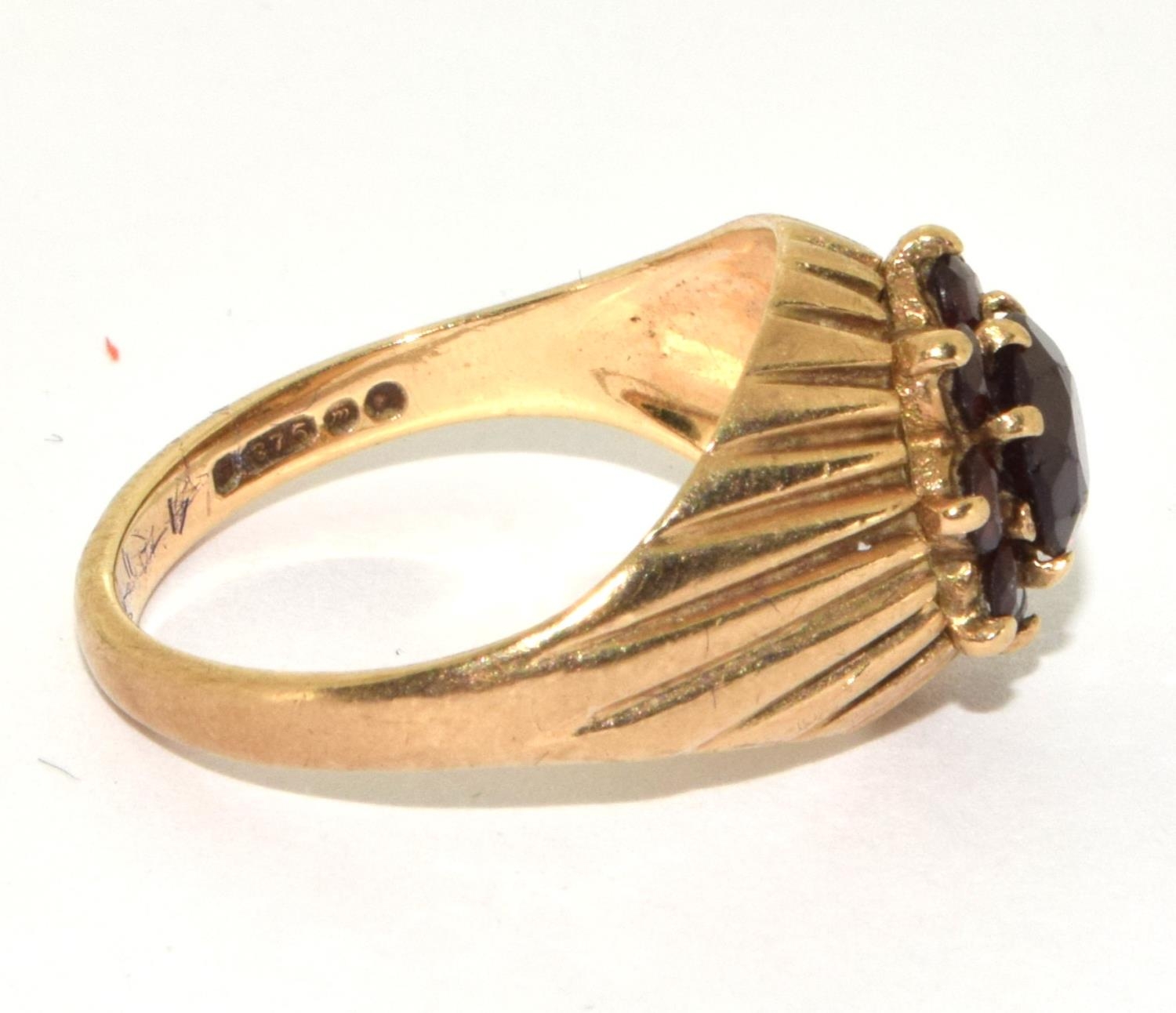 9ct gold large set garnet ring 3.3g size M - Image 4 of 5