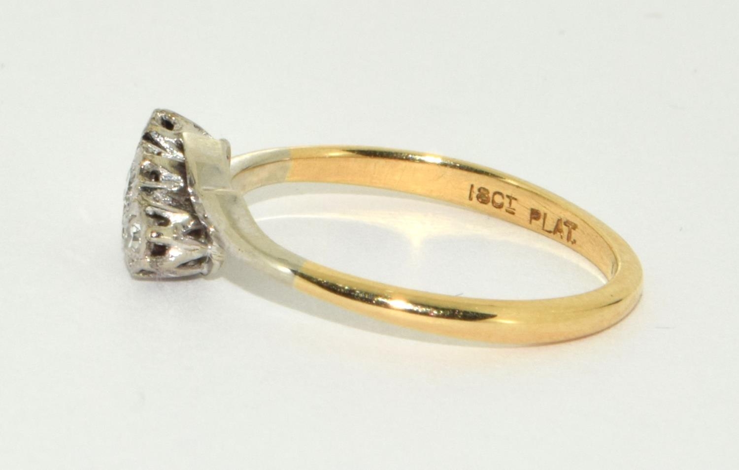 18ct gold ladies 3 stone Diamond twist ring size M - Image 2 of 5