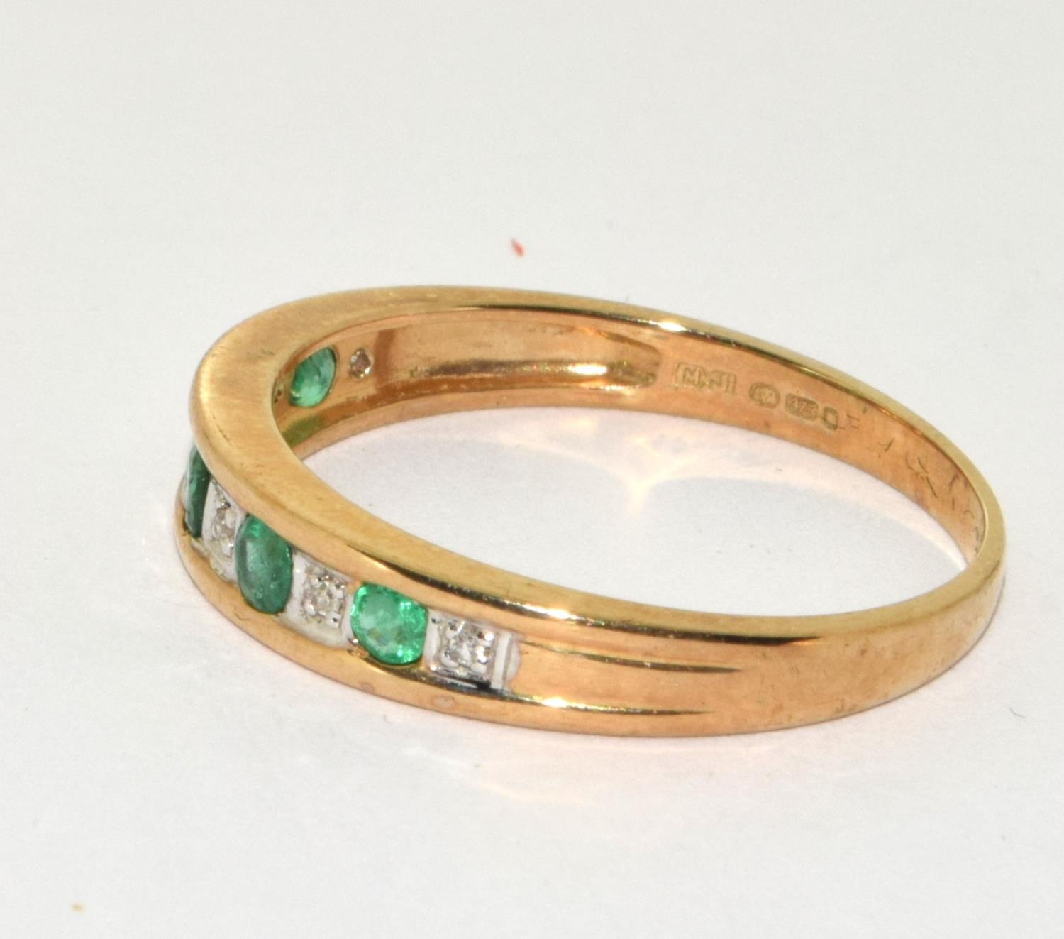 9ct gold ladies Diamond and Emerald chanal set 1/2 eternity ring size S - Image 2 of 5